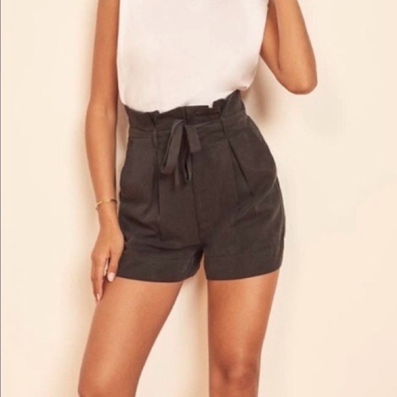 Reformation Pants - Reformation Castel High-Waisted Black paper bag Shorts with pockets, size 0 USA